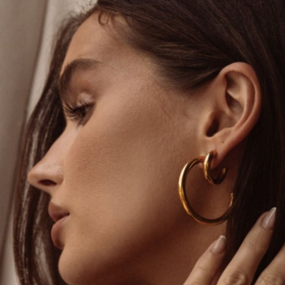 CENDRÉ Farrah Hoop Earrings – Gold - Picture 4 of 8